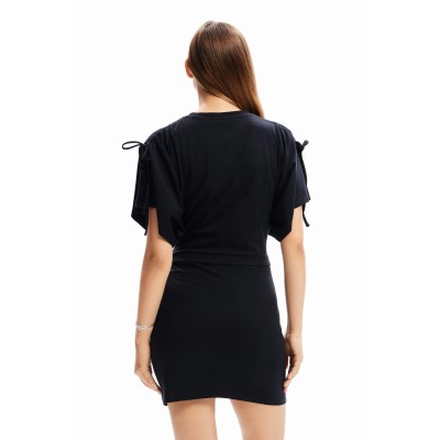 Elegáns, nőies, fekete mini pólóruha, művészi arckép-mintával.