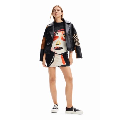 Elegáns, nőies, fekete mini pólóruha, művészi arckép-mintával.