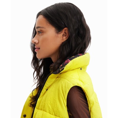 Sárga színű, rövid, steppelt, enyhén bélelt Desigual mellény