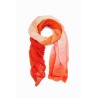 Téglalap alakú puha, könnyű Desigual sál mely, a piros különböző árnyalataira színezett