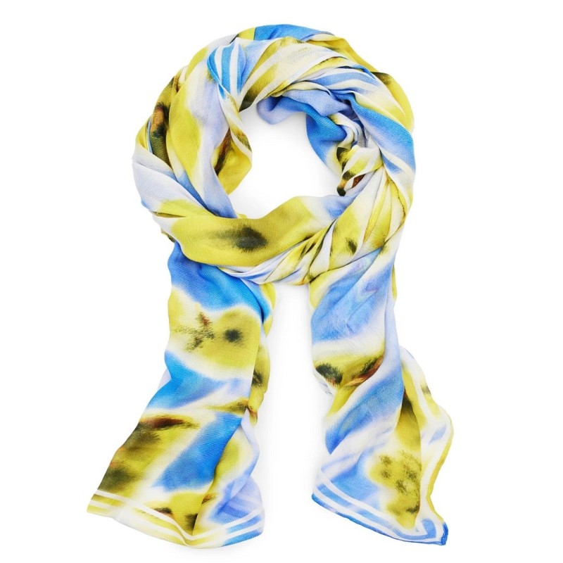 A téglalap alakú puha, könnyű Desugual sál, a kék és a sárga színeket kombinálja