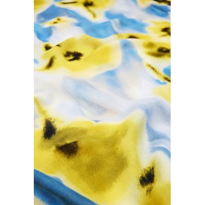 A téglalap alakú puha, könnyű Desugual sál, a kék és a sárga színeket kombinálja