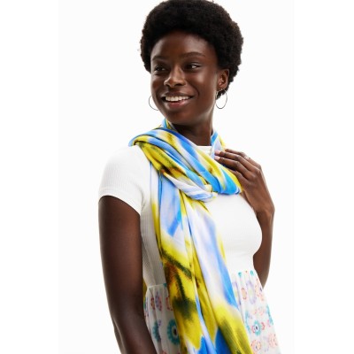 A téglalap alakú puha, könnyű Desugual sál, a kék és a sárga színeket kombinálja
